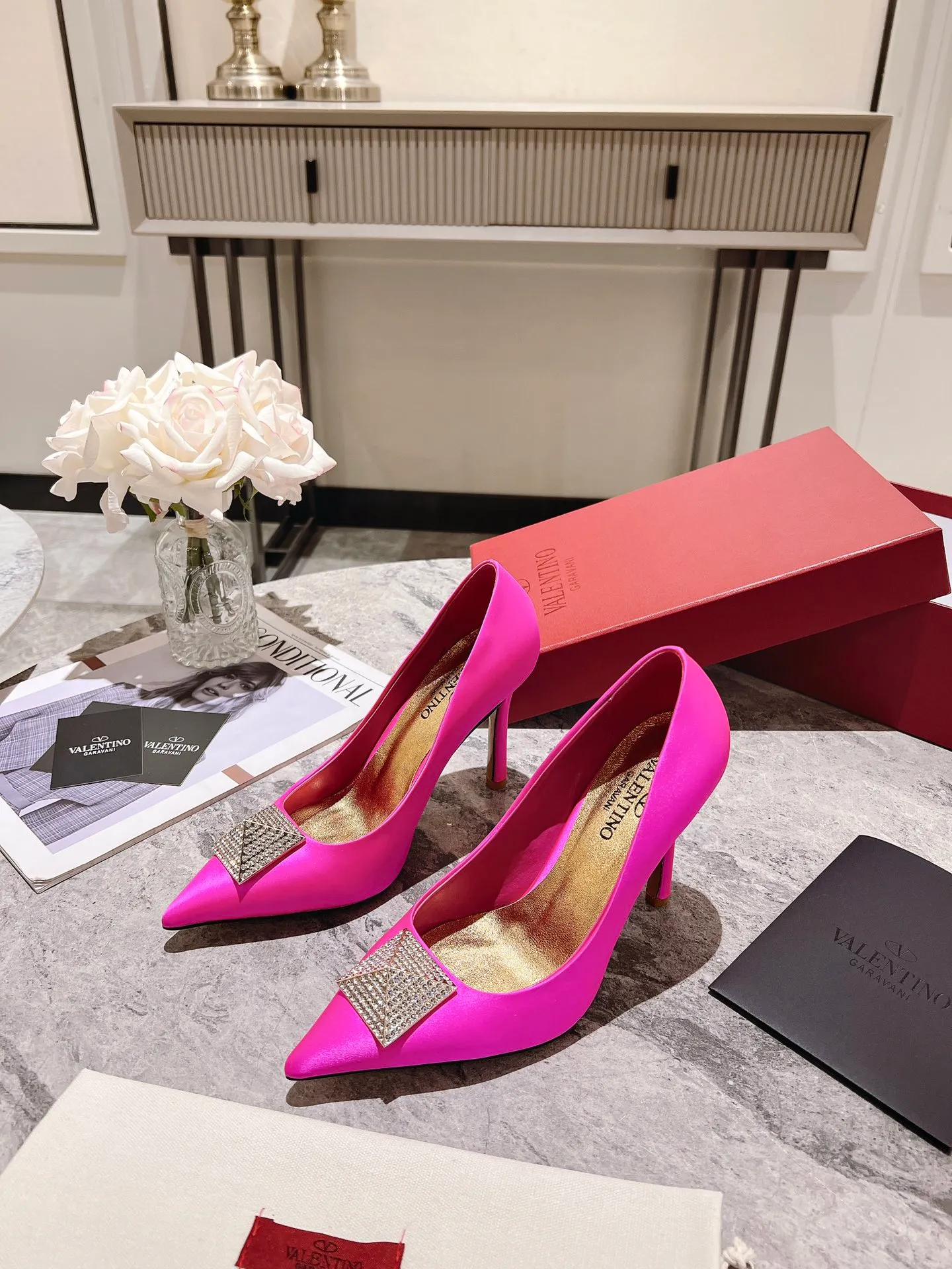 👟👟Ex-factory price 440👟👟 Genuine leather sole +40 Top version 𝑉𝐴𝐿𝐸𝑁𝑇𝐼𝑁𝑂 Valentino spring and summer new women's shoes 7⃣️ colors The unique [pyramid] large rivet hardware [hand-set with diamonds] brings out a full sense of high-end, and the new season will live up to expectations! Worth buying ★Imported silk is absolutely high-grade ❥Original method, absolutely sensual ❥Elegant style, creating a different feeling, simple and elegant style!  Code number: 35-41 (34-42 customized) Fabric: Imported high-gloss silk fabric Lining: Sheepskin lining Heel height: 10cm Leather outsole Rubber outsole